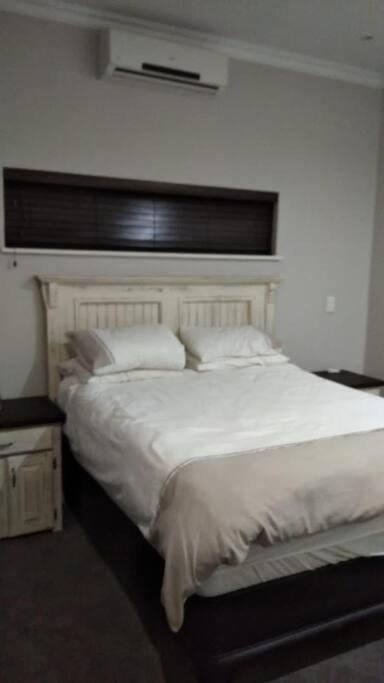 Pecanwood Estate Luxury Villa 5 Bedrooms With Pool Hartbeespoort Exterior photo