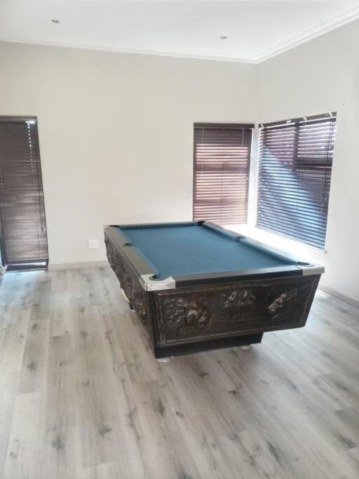 Pecanwood Estate Luxury Villa 5 Bedrooms With Pool Hartbeespoort Exterior photo
