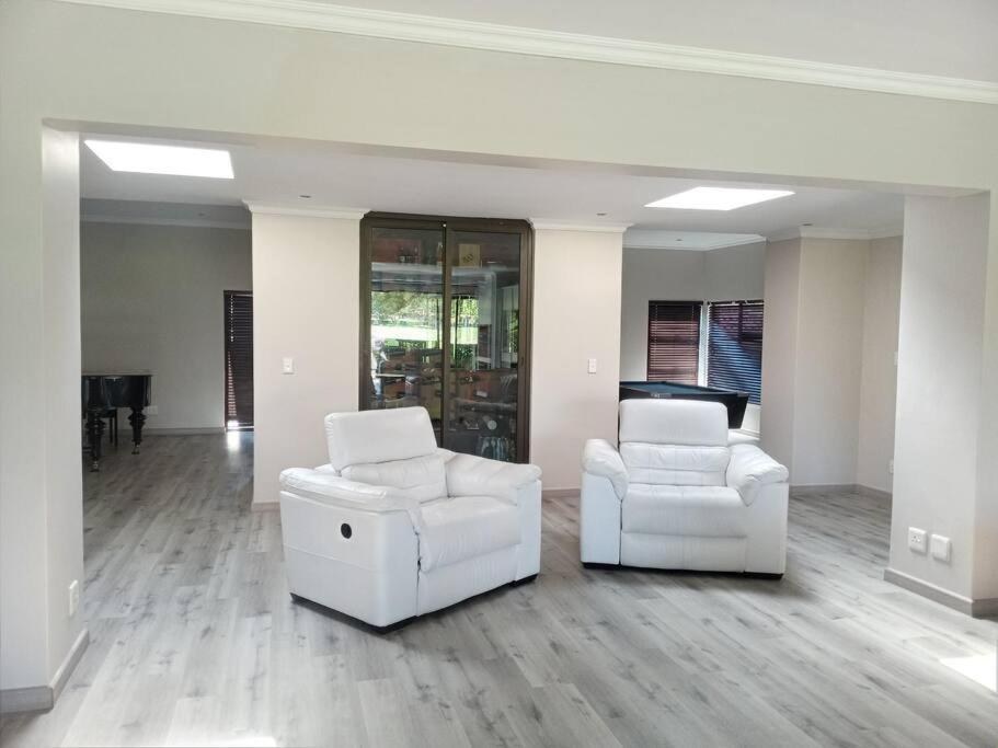 Pecanwood Estate Luxury Villa 5 Bedrooms With Pool Hartbeespoort Exterior photo
