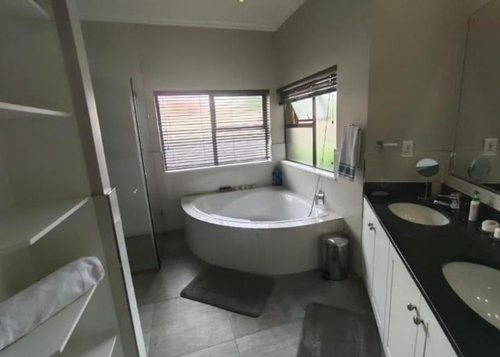 Pecanwood Estate Luxury Villa 5 Bedrooms With Pool Hartbeespoort Exterior photo